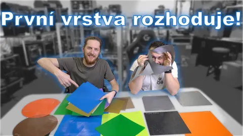 Celá naše 3D tisková farma a srovnání první vrstvy: Bambu, Prusa, Qidi, Creality, Elegoo a další!