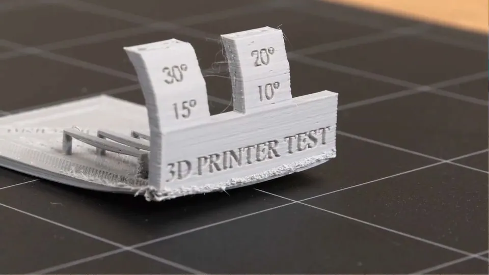 Zkroucený 3D výtisk jako ukázka deformace materiálu vlivem tepla