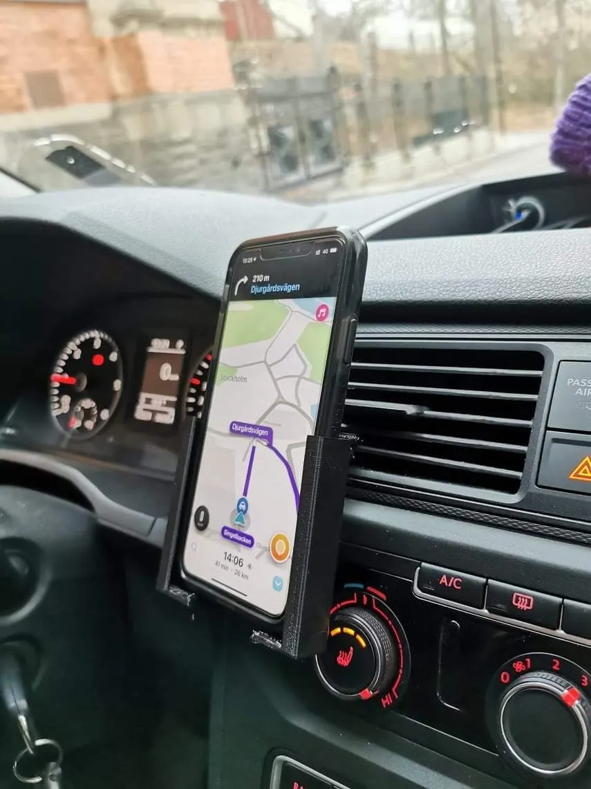 3D tištěný držák telefonu do auta umístěný v interiéru vozu