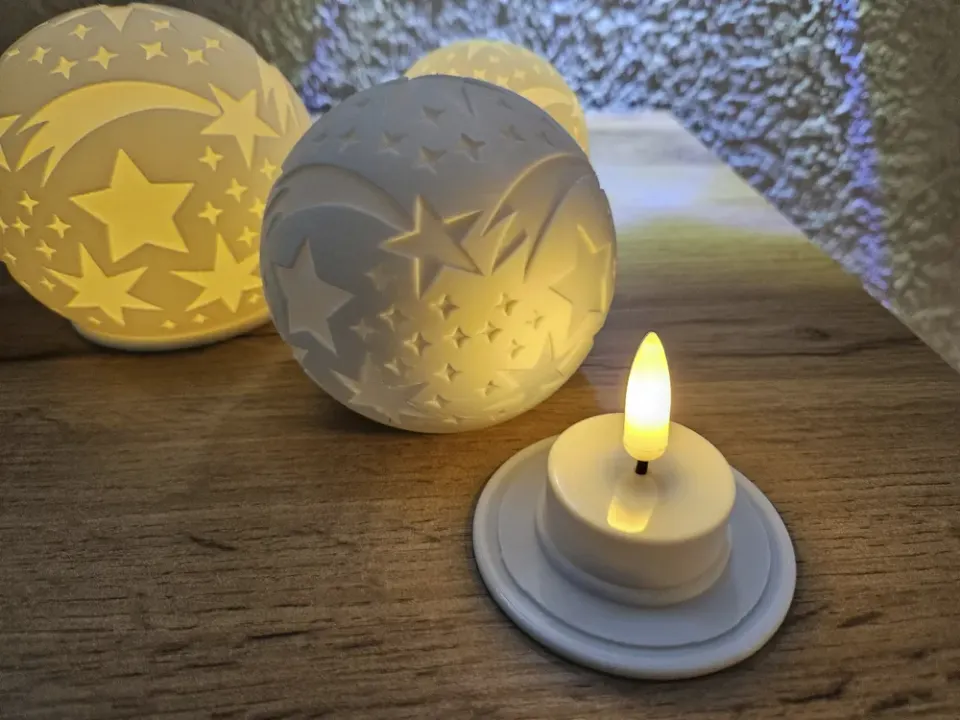 3D tištěná vánoční koule jako dekorativní svícen pro LED čajovou svíčku