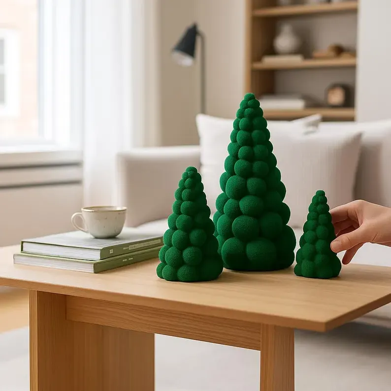 Moderní minimalistický 3D tištěný vánoční stromek jako dekorace na stůl nebo poličku.