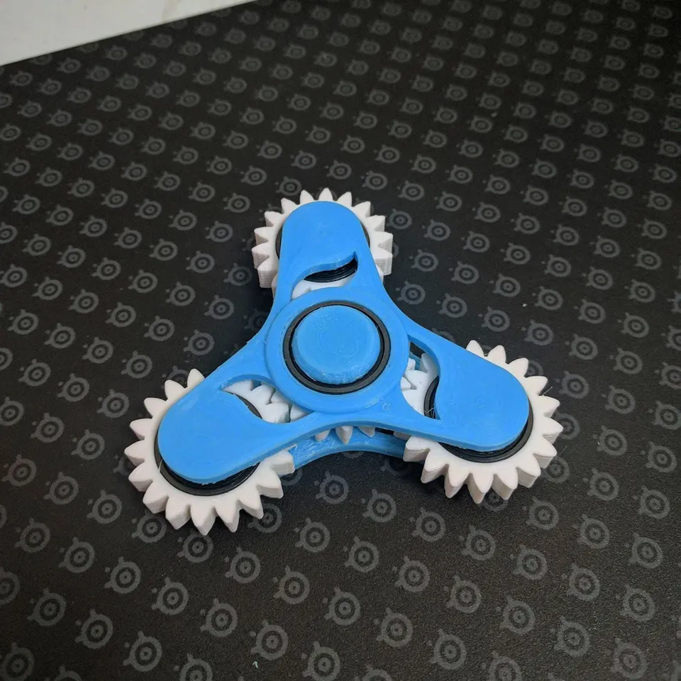 3D tištěný ozubený fidget spinner s viditelnými planetárními převody