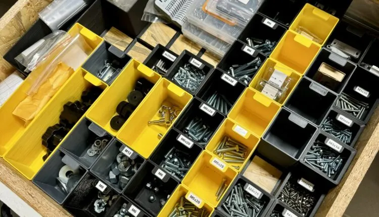 Zásuvka v dílně s 3D tištěnými boxy na roztříděné šroubky, matice a podložky