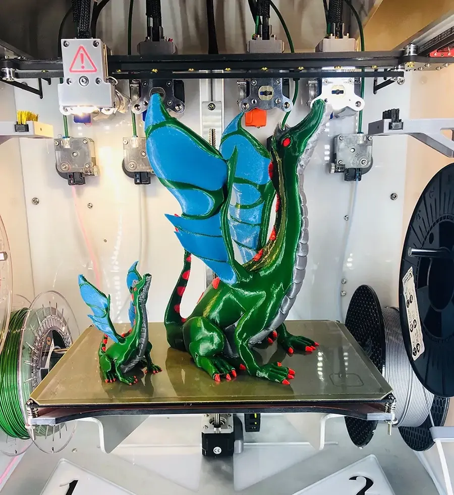 Toolchanger 3D tiskárna s vícebarevným výtiskem jako ukázka automatické výměny materiálů a barev