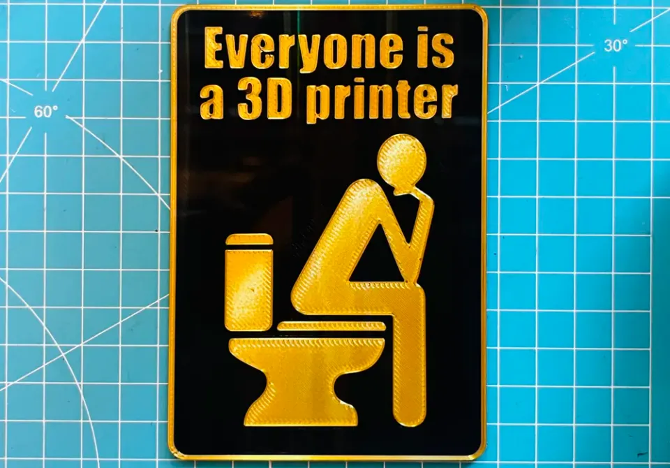 Vícebarevná 3D tištěná cedulka s vystouplým textem jako ukázka tisku pro AMS nebo MMU