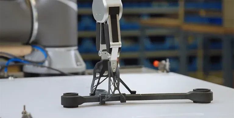 Robotické rameno používá 3D tištěný výrobní přípravek v průmyslovém provozu.
