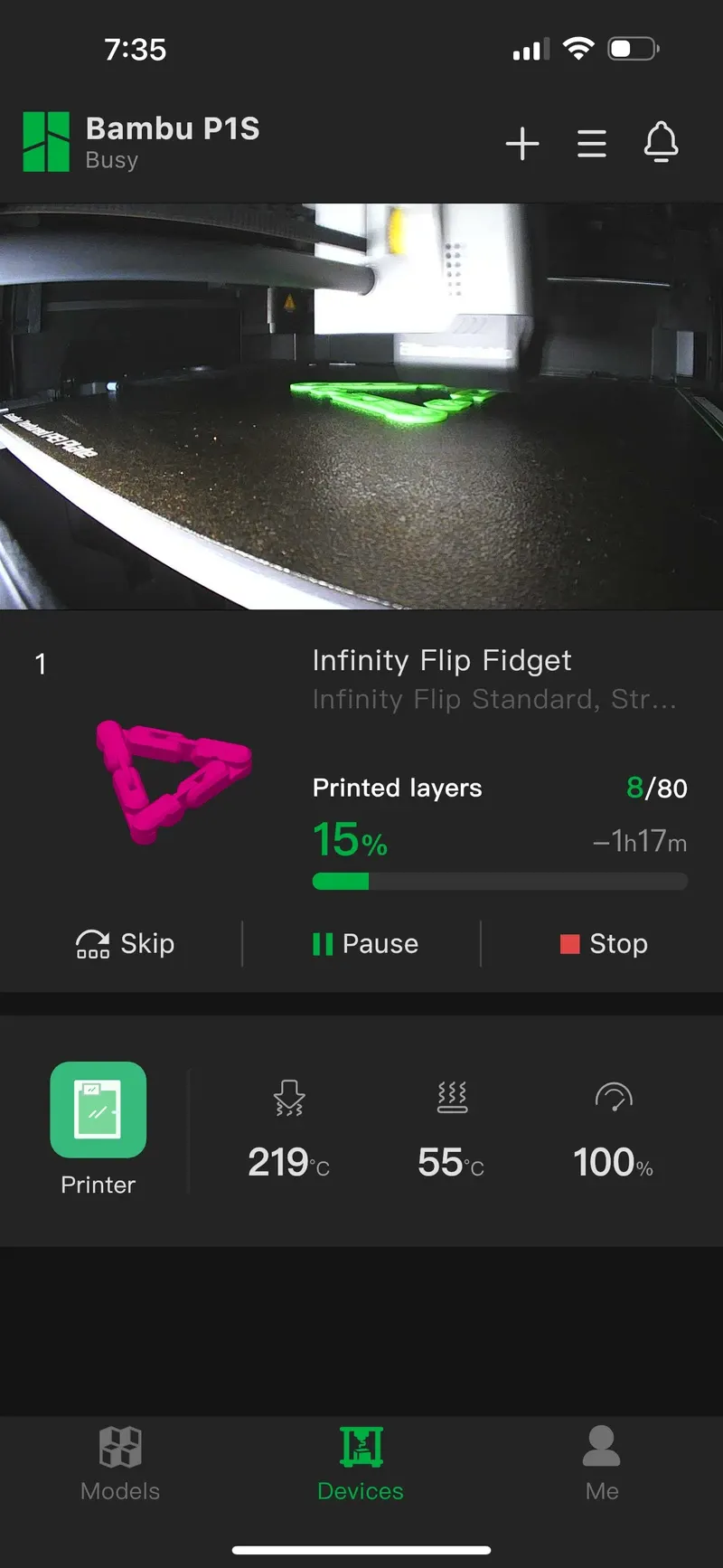 Screenshot aplikace Bambu Handy se sledováním probíhajícího 3D tisku, kamerovým náhledem, průběhem, vrstvami, teplotami a tlačítky pro pozastavení nebo zastavení tisku.