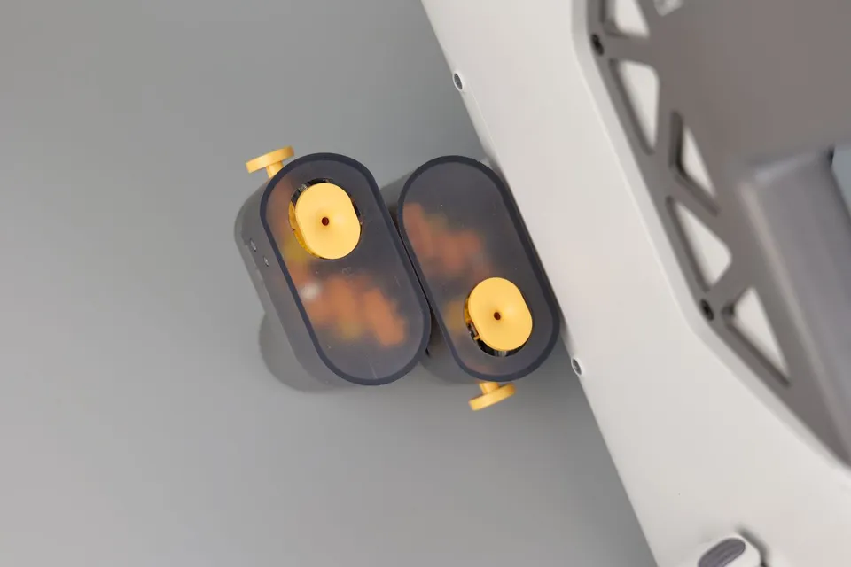 Detail podavačů filamentu na Bambu Lab AMS Lite s vedením filamentu do PTFE trubiček