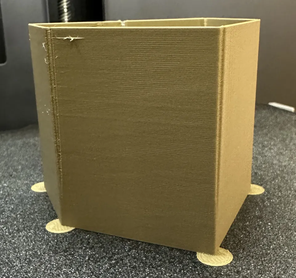 Kalibrační věž pro Flow Dynamics s viditelnými rohovými artefakty při 3D tisku