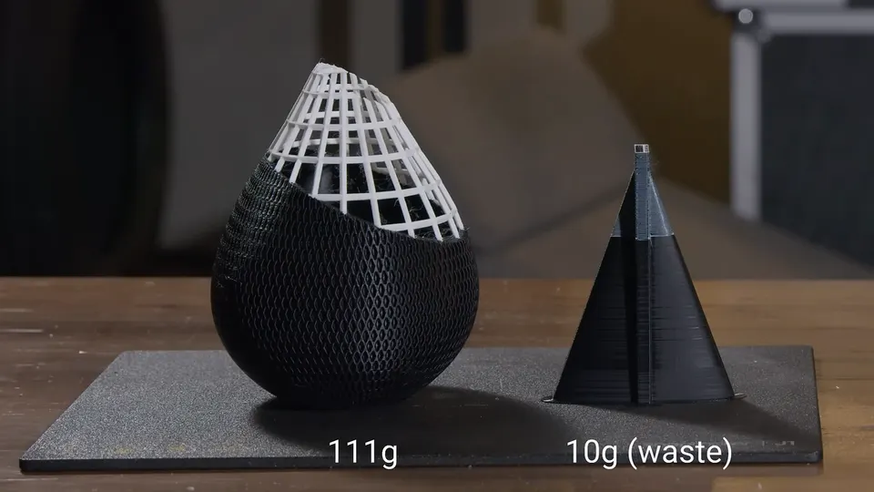 Vytištěný 3D model vedle purge toweru, který ukazuje množství plastového odpadu vznikajícího při tisku.