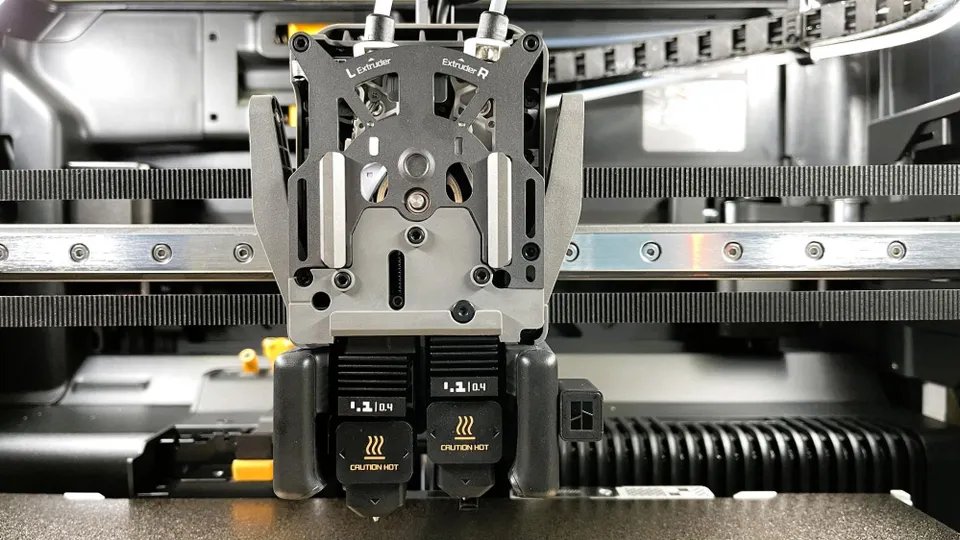 Detail dvoutryskové sestavy Bambu Lab H2D pro porovnání větší hardwarové konstrukce s X2D