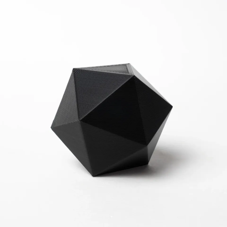 Černý 3D výtisk z PLA ukazující ostré hrany a hladký povrch.