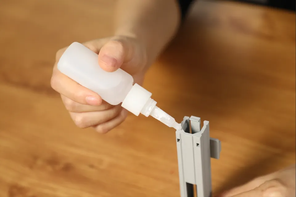 Lepení 3D tištěných dílů s přesným nanesením lepidla na spoj