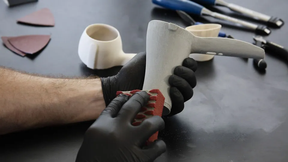 Broušení FDM výtisku brusnou houbičkou při postprocessingu 3D tištěného dílu