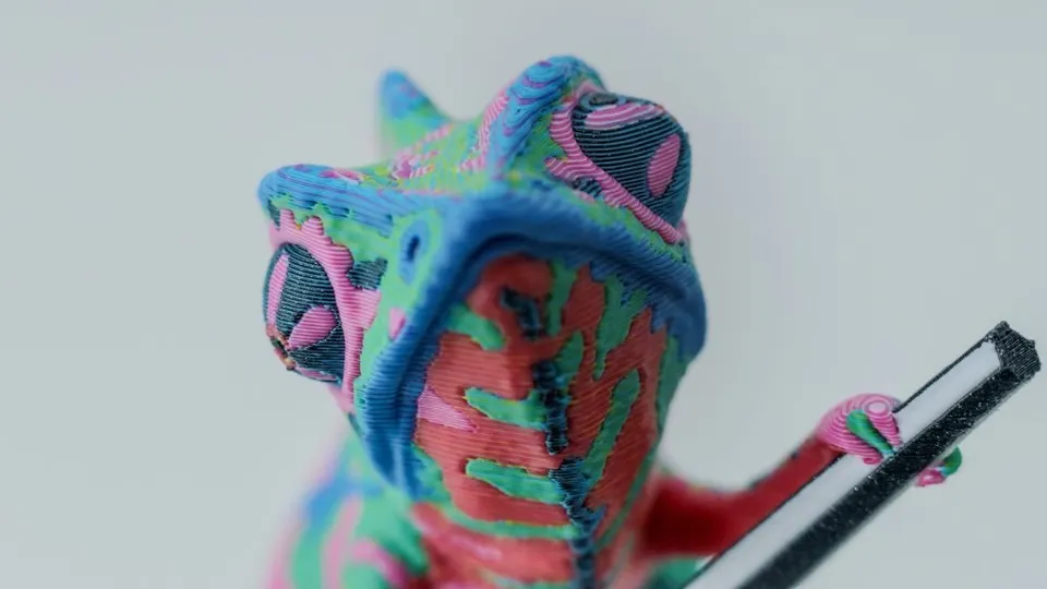Vícebarevně vytištěný model chameleona demonstrující efekt Prusa ColorMix na dekorativním 3D tisku.
