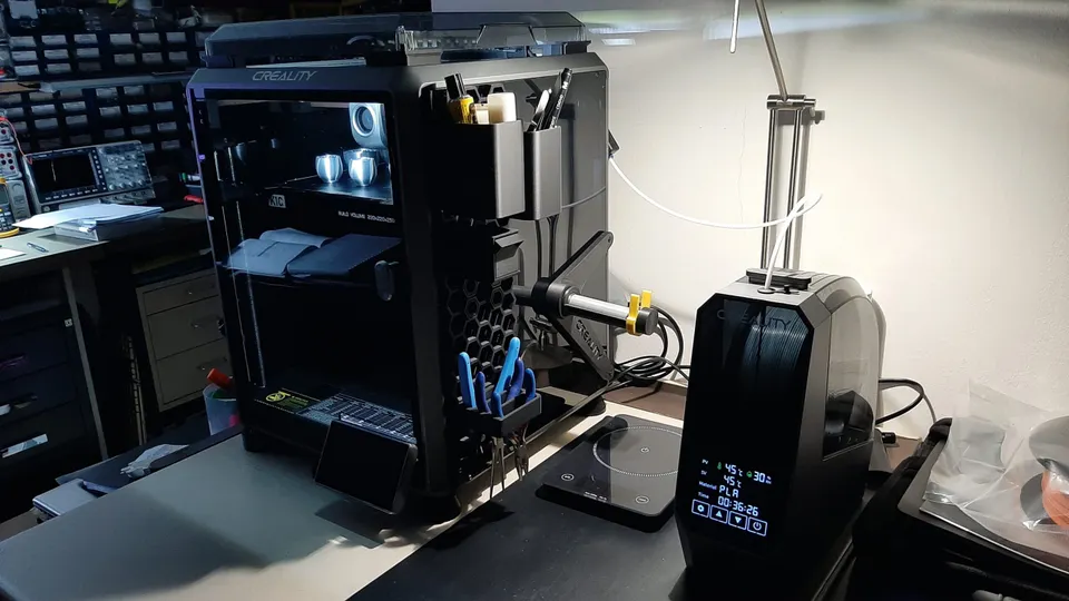 Stolní 3D tiskárna s filamentem vedeným z aktivního dryboxu Creality